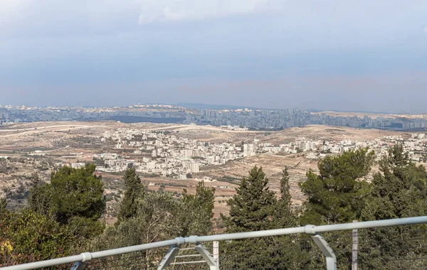 預言者サムエルの墓の上に立つモスクの屋根からの眺め喜びの山、エルサレムの近くのエリア — ストック写真
