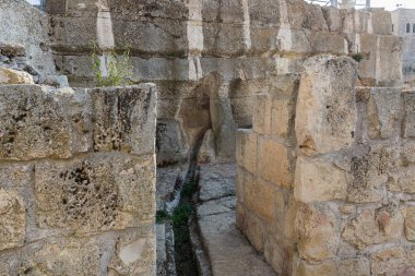 Haçlı Kalesi 'nin arkeolojik kazıları İsrail' deki Kudüs yakınlarındaki Neşe Dağı 'nda Samuel peygamberinin mezarının yanında yer almaktadır.