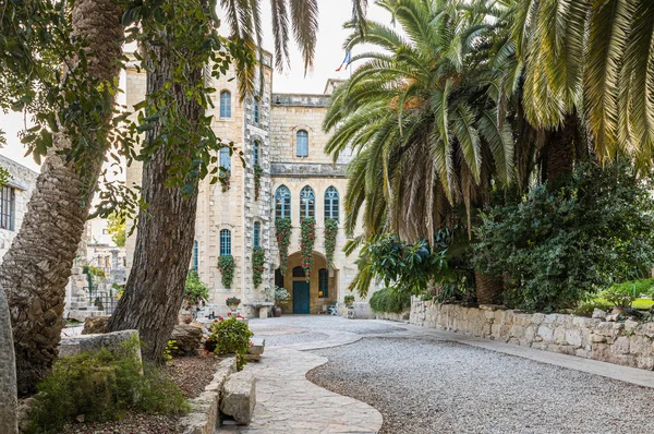 Callejón que conduce a la abadía benedictina de Abu Gosh en la aldea chechena de Abu Ghosh cerca de Jerusalén en Israel — Foto de Stock