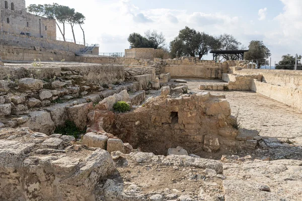 Excavaciones arqueológicas de la fortaleza cruzada situada en el sitio de la tumba del profeta Samuel en el Monte Alegría cerca de Jerusalén en Israel — Foto de Stock