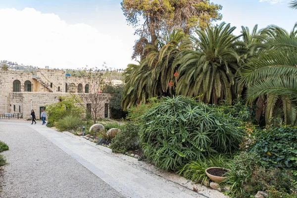 Jardín decorativo de la abadía benedictina de Abu Gosh en la aldea chechena de Abu Ghosh cerca de Jerusalén en Israel — Foto de Stock