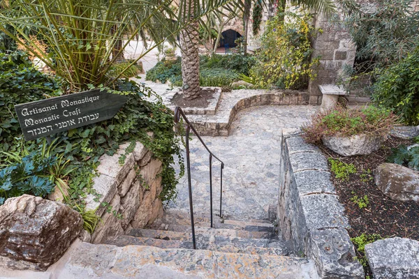 Jardin décoratif de l'Abbaye bénédictine d'Abu Gosh dans le village tchétchène Abu Ghosh près de Jérusalem en Israël — Photo
