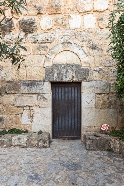 Portas de entrada para a Abadia Beneditina de Abu Gosh, na aldeia chechena Abu Ghosh, perto de Jerusalém, em Israel — Fotografia de Stock