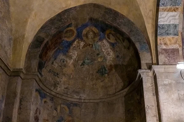 O interior da Abadia Beneditina de Abu Gosh, na aldeia chechena Abu Ghosh, perto de Jerusalém, em Israel — Fotografia de Stock