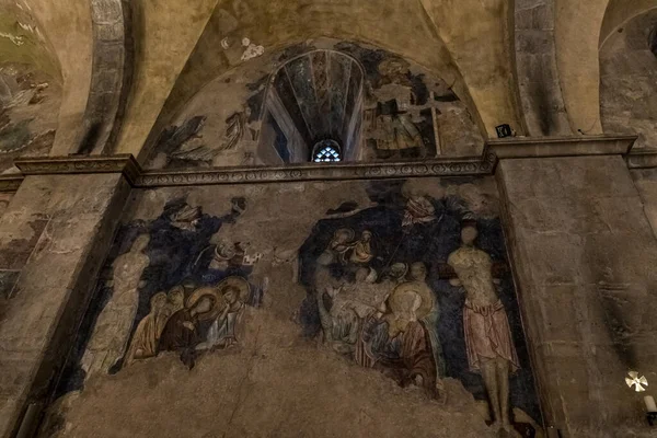 O interior da Abadia Beneditina de Abu Gosh, na aldeia chechena Abu Ghosh, perto de Jerusalém, em Israel — Fotografia de Stock