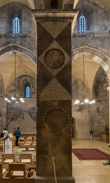 O interior da Abadia Beneditina de Abu Gosh, na aldeia chechena Abu Ghosh, perto de Jerusalém, em Israel — Fotografia de Stock