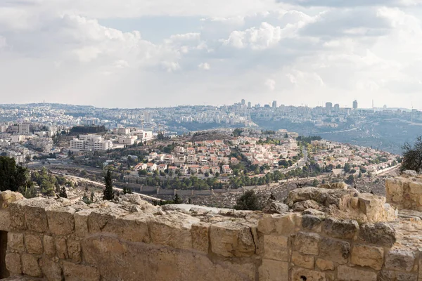 Вид с крыши мечети, стоящей на могиле пророка Самуила на горе Радость, на близлежащие районы Иерусалима — стоковое фото