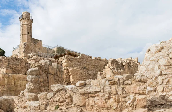 Excavaciones arqueológicas de la fortaleza cruzada situada en el sitio de la tumba del profeta Samuel en el Monte Alegría cerca de Jerusalén en Israel — Foto de Stock