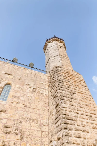 예언자 사무엘의 무덤 이 있는 지역에 있는 미나 렛 사원 이 이스라엘 예루살렘 근처에 있는 십자군 요새의 남은 성벽 위로 우뚝 솟아 있다 — 스톡 사진