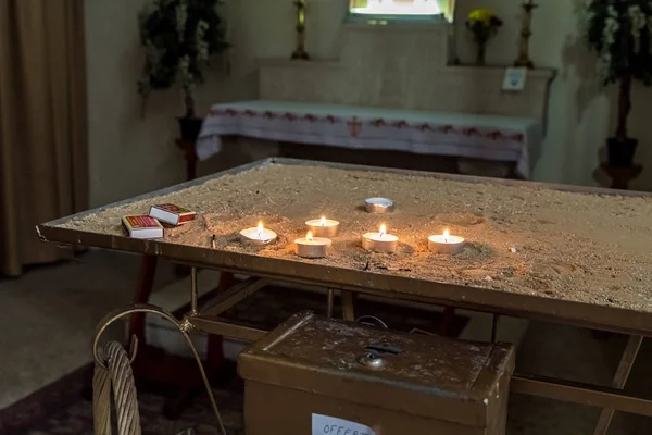The place for lighting candles in the interior of the Our Lady of the Ark of the Covenant Church in the Chechen village Abu Ghosh near Jerusalem in Israel — Stock Photo, Image