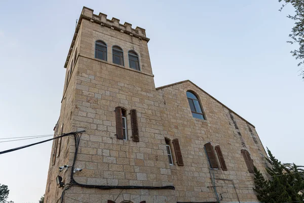 Edifício do mosteiro perto da Igreja Nossa Senhora da Arca da Aliança na aldeia chechena Abu Ghosh, perto de Jerusalém, em Israel — Fotografia de Stock