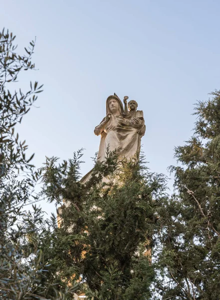 Statua della Madre di Dio con un bambino tra le braccia sul tetto della chiesa della Madonna dell'Arca dell'Alleanza nel villaggio ceceno Abu Ghosh vicino a Gerusalemme in Israele — Foto Stock
