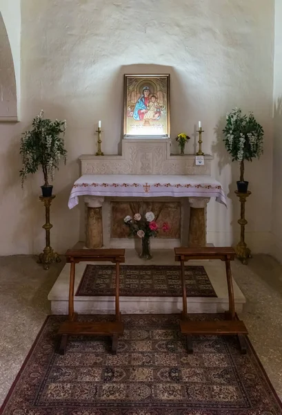 El altar en el interior de la Iglesia de Nuestra Señora del Arca de la Alianza en la aldea chechena Abu Ghosh cerca de Jerusalén en Israel — Foto de Stock