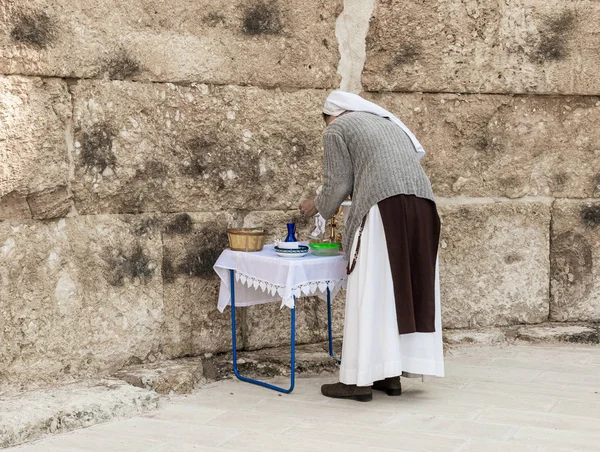 Zakonnica przygotowuje stół z zapasami religijnymi do modlitwy na ruinach bizantyjskiego kompleksu kościelnego na terytorium Emaus Nicopolis. — Zdjęcie stockowe