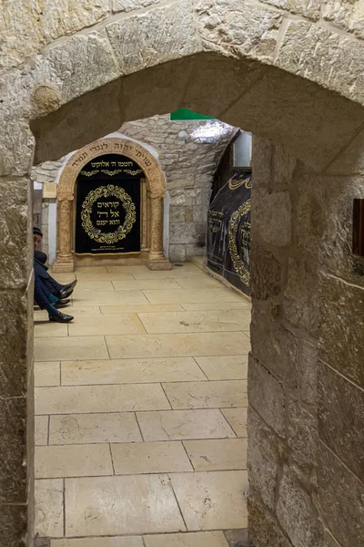 Интерьер еврейской части гробницы пророка Самуила, расположенной на горе Радости близ Иерусалима в Израиле — стоковое фото