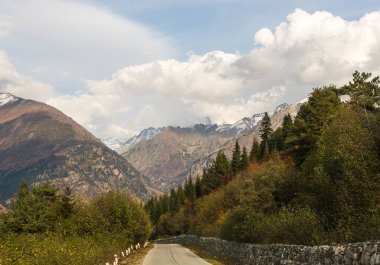 Dağ yolu, Georgia 'nın dağlık kesimindeki Svaneti' deki dağların arasından geçiyor.