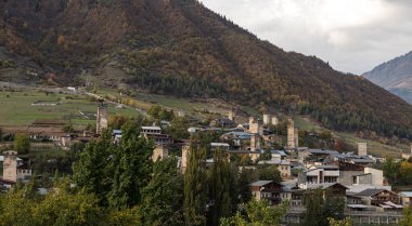 Gürcistan 'ın dağlık kesimindeki Svaneti' deki Mestia köyünün akşam manzarası
