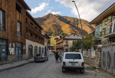 Gürcistan 'ın dağlık kesimindeki Svaneti' de Mestia köyünün sakin bir caddesinin akşam manzarası