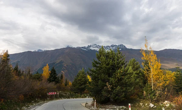 Гірська дорога проходить між горами Сванеті, що в гористій частині Грузії. — стокове фото