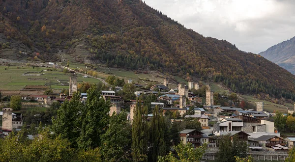Vista noturna da vila de Mestia em Svaneti, na parte montanhosa da Geórgia — Fotografia de Stock