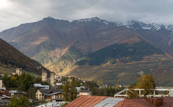 Vista nocturna del pueblo de Mestia en Svaneti, en la parte montañosa de Georgia — Foto de Stock