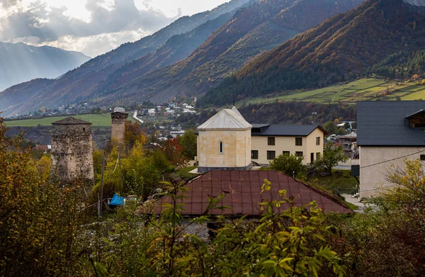 Vista noturna da vila de Mestia em Svaneti, na parte montanhosa da Geórgia — Fotografia de Stock