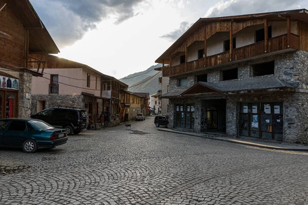 Gürcistan 'ın dağlık kesimindeki Svaneti' de Mestia köyünün sakin bir caddesinin akşam manzarası — Stok fotoğraf