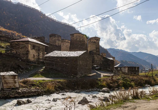 Den lilla byn ligger på en bergssluttning i Svaneti i den bergiga delen av Georgien — Stockfoto