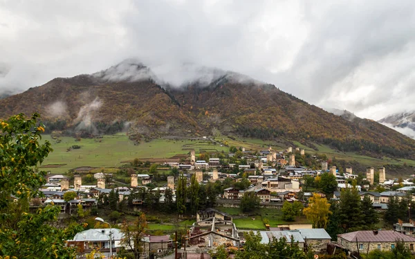 Rano widok na wioskę Mestia w Svaneti w górzystej części Gruzji — Zdjęcie stockowe