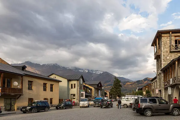 Vue du soir d'une rue calme du village de Mestia à Svaneti dans la partie montagneuse de la Géorgie — Photo