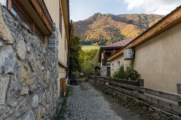 Vue du soir d'une rue calme du village de Mestia à Svaneti dans la partie montagneuse de la Géorgie — Photo