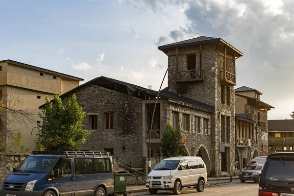 Vue du soir d'une rue calme de la ville de Mestia à Svaneti dans la partie montagneuse de la Géorgie — Photo