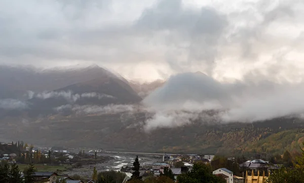 Temprano en la mañana vista de la aldea de Mestia en Svaneti en la parte montañosa de Georgia — Foto de Stock