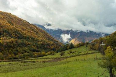Gürcistan 'ın dağlık kesimindeki Svaneti' de ormanlarla kaplı dağ yamaçları ve alçak gök gürültülü bulutlar
