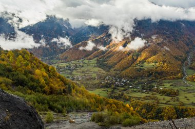 Gürcistan 'ın dağlık kesimindeki Svaneti' de ormanlarla kaplı dağ yamaçları ve alçak gök gürültülü bulutlar