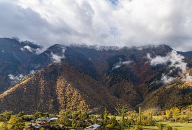 Gürcistan 'ın dağlık kesimindeki Svaneti' de ormanlarla kaplı dağ yamaçları ve alçak gök gürültülü bulutlar