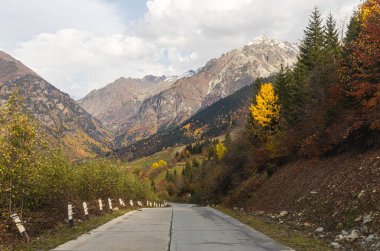 Dağ yolu, Georgia 'nın dağlık kesimindeki Svaneti' deki dağların arasından geçiyor.