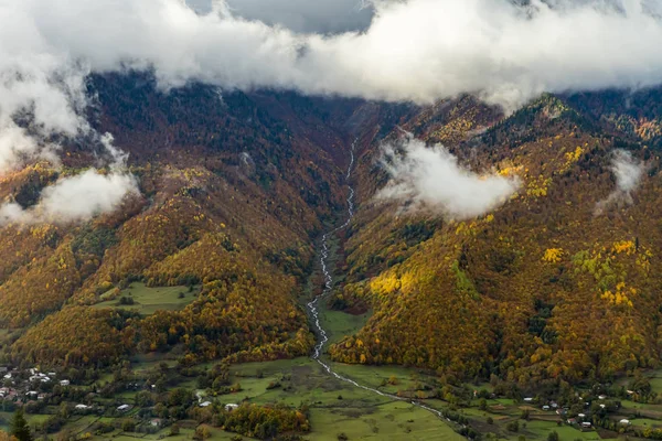Horské svahy pokryté lesy a nízkými bouřkovými mraky ve Svaneti v horské části Gruzie — Stock fotografie