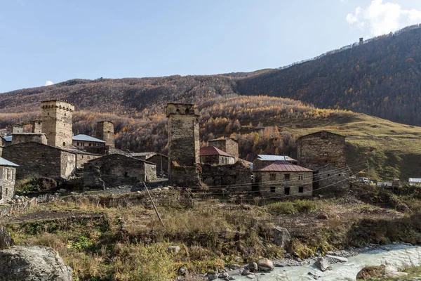 Den lilla byn ligger på en bergssluttning i Svaneti i den bergiga delen av Georgien — Stockfoto
