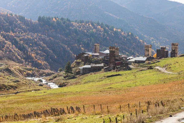 Den lilla byn ligger på en bergssluttning i Svaneti i den bergiga delen av Georgien — Stockfoto