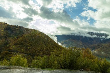 Gürcistan 'ın dağlık kesimindeki Svaneti' de ormanlarla kaplı dağ yamaçları ve alçak gök gürültülü bulutlar