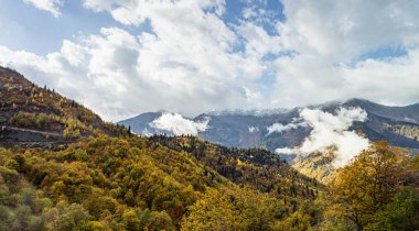Gürcistan 'ın dağlık kesimindeki Svaneti' de ormanlarla kaplı dağ yamaçları ve alçak gök gürültülü bulutlar