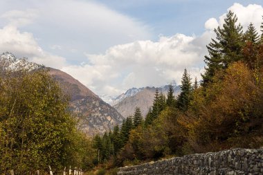 Dağ yolu, Georgia 'nın dağlık kesimindeki Svaneti' deki dağların arasından geçiyor.