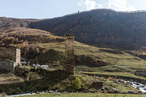Mała wioska znajduje się na zboczu góry w Svaneti w górzystej części Gruzji — Zdjęcie stockowe