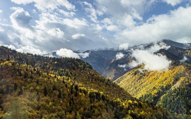 Gürcistan 'ın dağlık kesimindeki Svaneti' de ormanlarla kaplı dağ yamaçları ve alçak gök gürültülü bulutlar