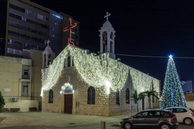 İsrail 'in Hayfa kentindeki Melkite Katolik Kilisesi' nin Noel kutlaması için süslenmiş Aziz Elias Katedrali.