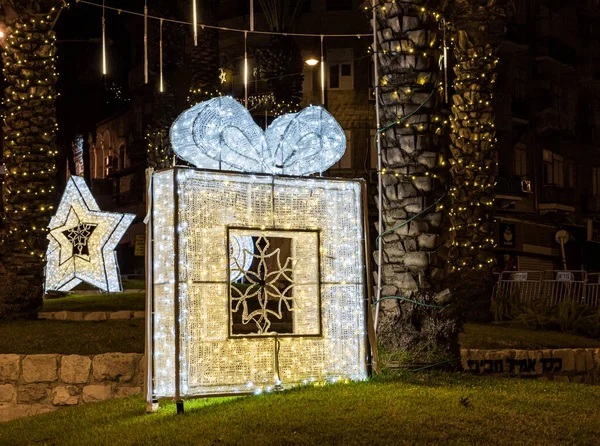 Decoraciones luminosas de Navidad para el Año Nuevo y Navidad en Haifa, Israel — Foto de Stock