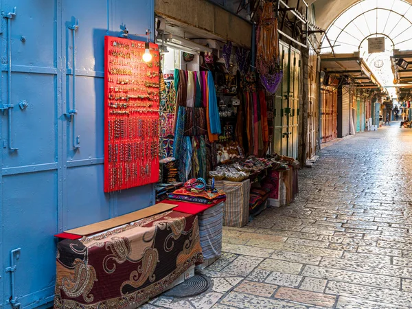 Pequeña tienda con recuerdos y telas en la calle David cerca de la Puerta de Jaffa en la Ciudad Vieja de Jerusalén, Israel — Foto de Stock
