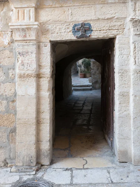Smalle doorgang tussen huizen in de oude stad Jeruzalem bij de poort Jaffa Poort in de Oude Stad in Jeruzalem, Israël — Stockfoto