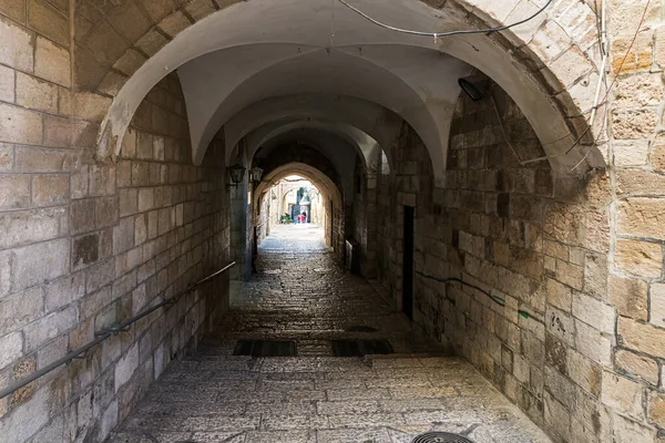 Narrow passage between houses in the old city of Jerusalem near to the gate Jaffa Gate in the Old City in Jerusalem, Israel — Stock Photo, Image
